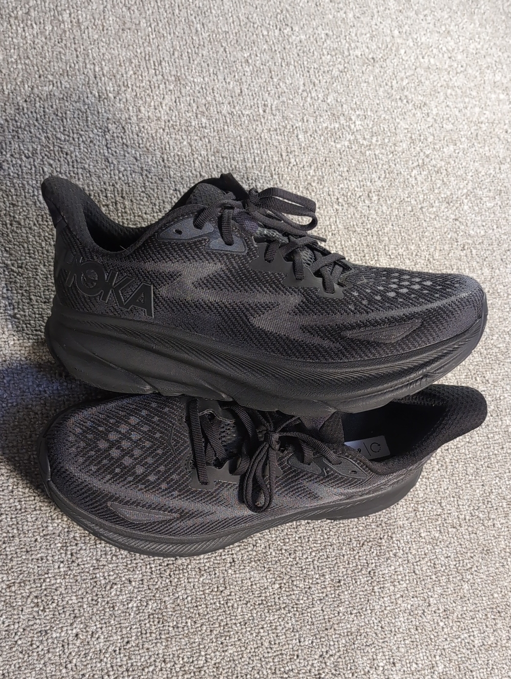 Hoka Clifton 9 Size 11.0D in Triple Black EUC